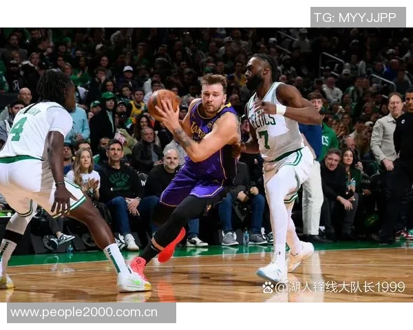 迪文岑佐半场表现抢眼里德全能发挥助力球队对抗湖人 迪文岑佐半场表现抢眼里德全能发挥助力球队对抗湖人