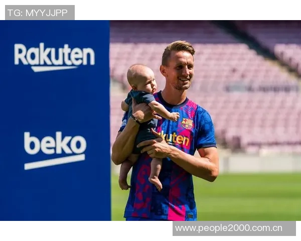 埃因霍温宣布卢克德容告别仪式球员荣登星光大道荣耀时刻