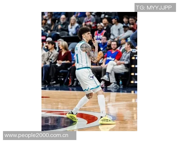 拉梅洛鲍尔表现平平19投6中三分球命中率低迷仍砍下20分5篮板8助攻