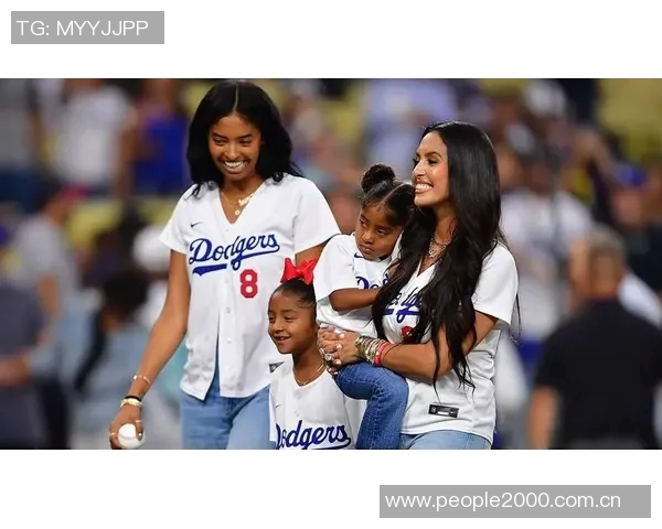 瓦妮莎携子女与坎迪斯帕克共赏道奇队晋级世界大赛精彩瞬间 瓦妮莎携子女与坎迪斯帕克共赏道奇队晋级世界大赛精彩瞬间