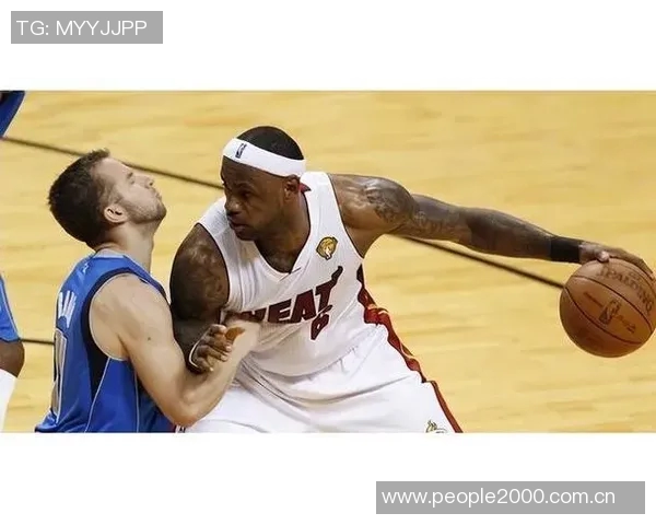 老詹再度引发争议球迷热议其吸引眼球的手段与库里三度胜利的背后原因 老詹再度引发争议球迷热议其吸引眼球的手段与库里三度胜利的背后原因