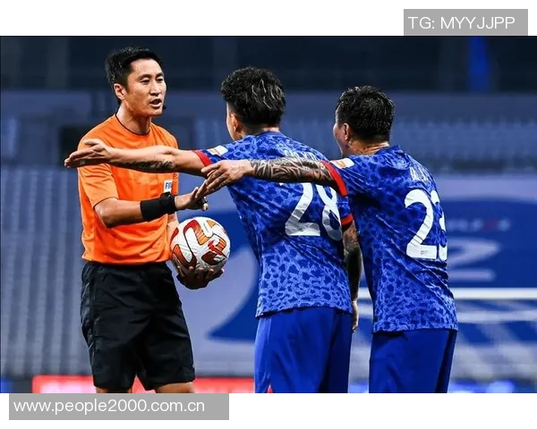 追梦与球迷争执裁判出面调解展现职业素养与冷静处理能力