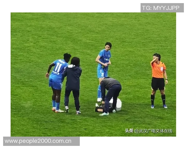 武汉女足外援奥乌苏错失绝佳机会踢中边网令人扼腕叹息